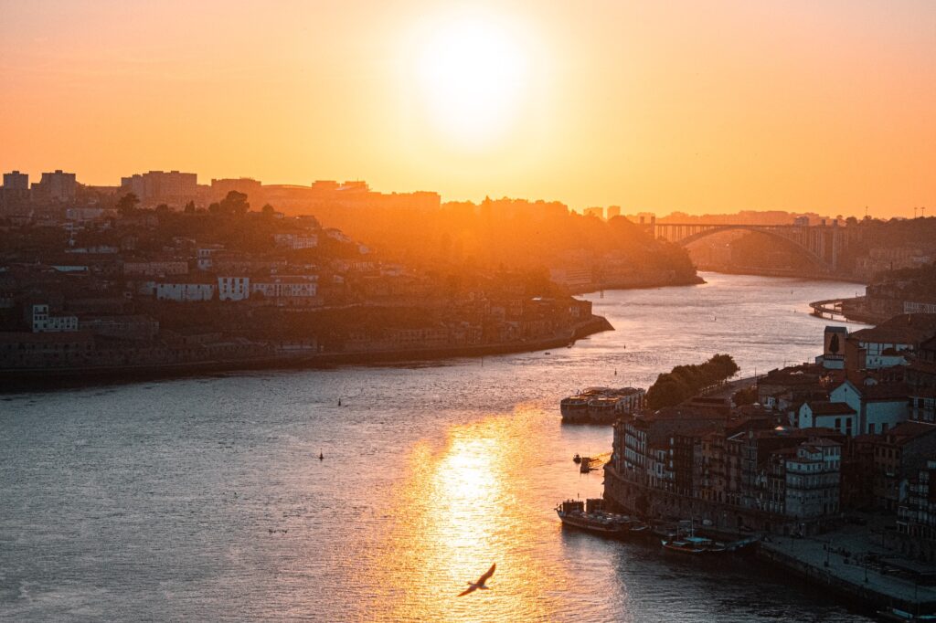 pogled na zalazak iznad ušča rijeke Douro sa Ponte Luisa u Portu