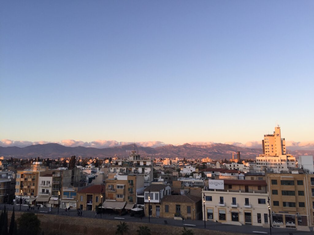 panoramski pogled na centar Nikoziju i planinski lanac Kyrenia